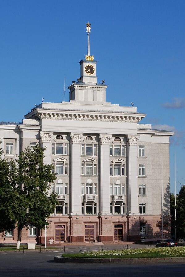 На фото: административное здание на Советской площади