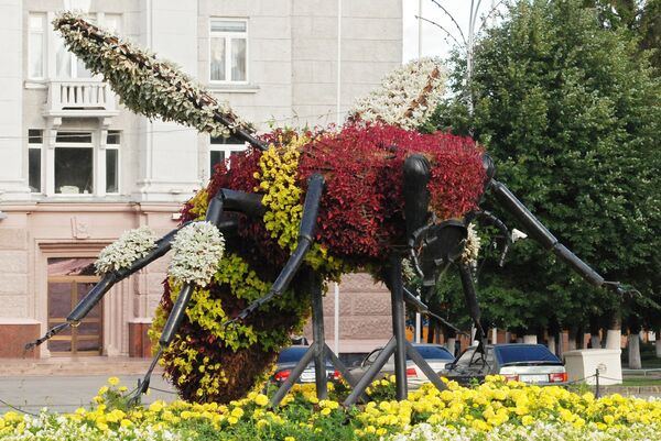Оригинальный памятник был установлен на Советской площади. Э