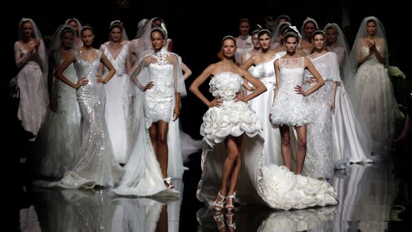 Показ коллекции ливанского дизайнера Elie Saab на Неделе свадебной моды в Барселоне