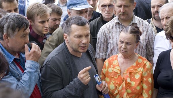 Телеведущий Владимир Соловьев пришел к протестующим на Чистых прудах