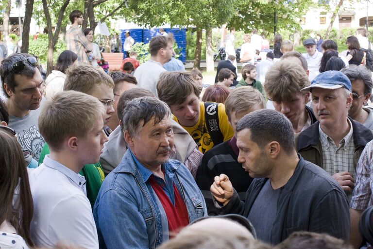 Телеведущий Владимир Соловьев пришел к протестующим на Чистых прудах