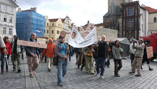Участники акции Захвати Прагу выступили за любовь, стабильность и хлеб с маслом