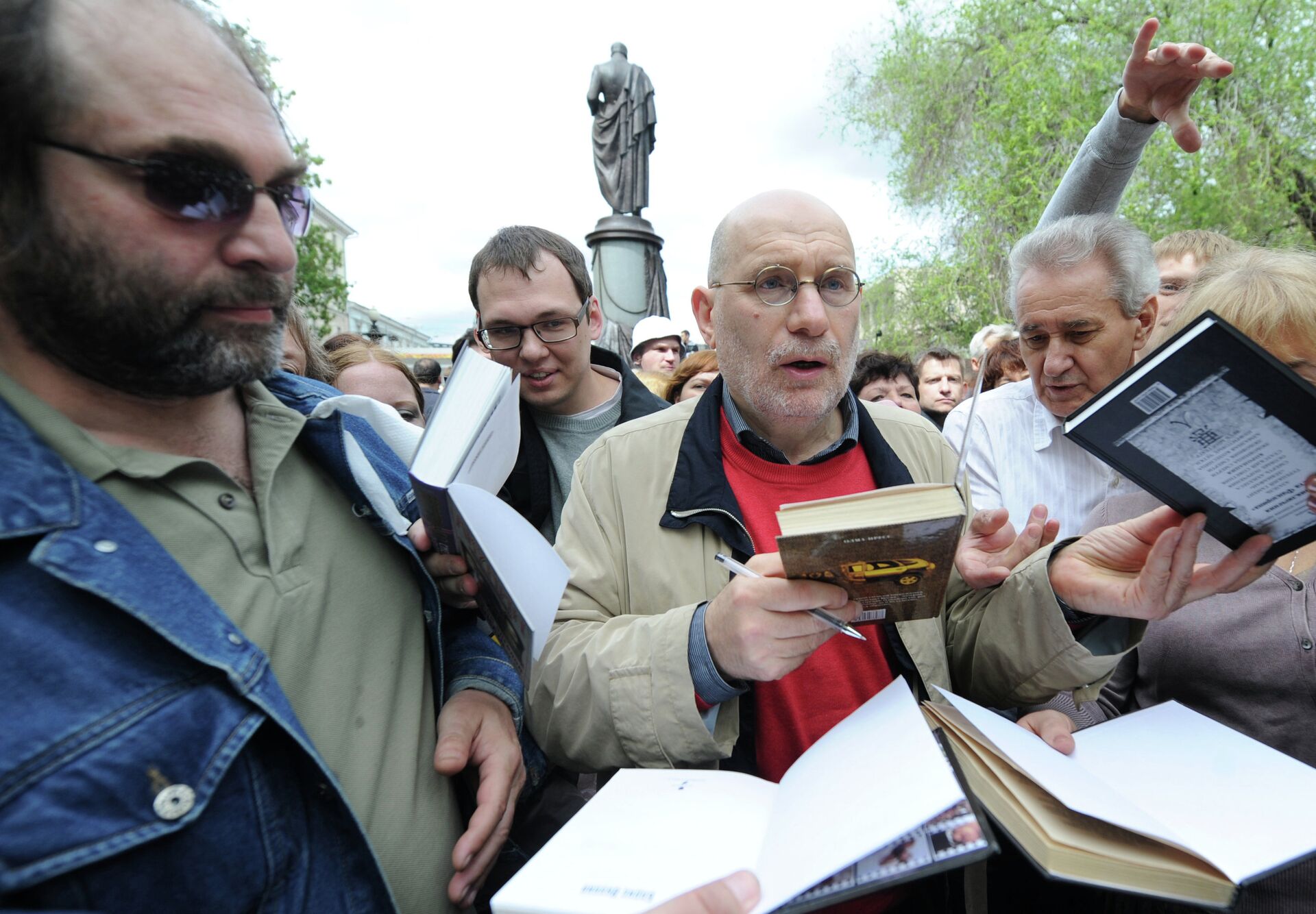 Писатель Борис Акунин раздает автографы во время акции Контрольная прогулка на Пушкинской площади. - РИА Новости, 1920, 19.12.2023