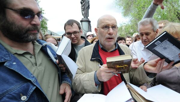 Писатель Борис Акунин раздает автографы во время акции Контрольная прогулка на Пушкинской площади.