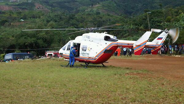 Вертолет МЧС РФ в районе горы Салак в Индонезии
