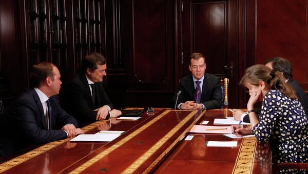 Премьер-министр России Д.Медведев проводит совещание в Горках
