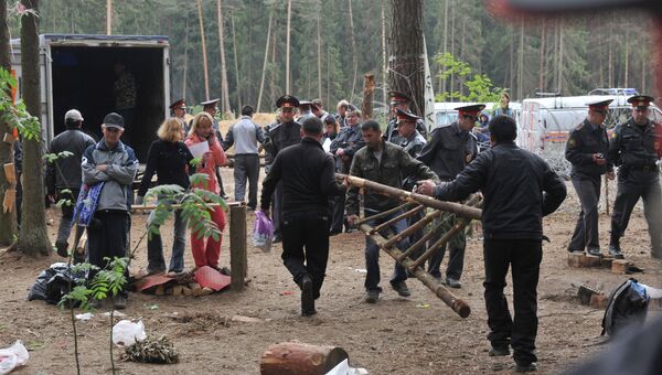 Гражданские активисты-экологи протестуют против вырубки леса для строительства новой трассы в Жуковском