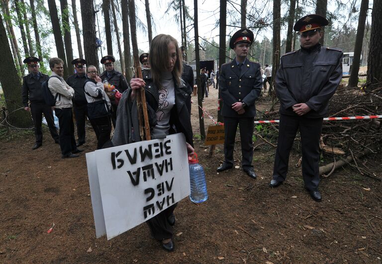 Гражданские активисты-экологи протестуют против вырубки леса для строительства новой трассы