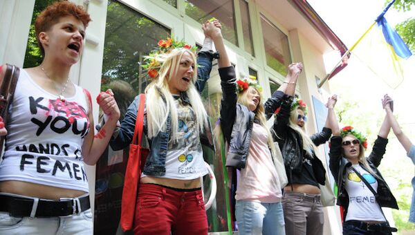 Акция в поддержку FEMEN возле здания суда, архивное фото
