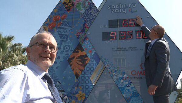 Глава МПК Крэйвен сфотографировался у олимпийских часов в Сочи