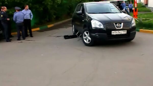 Nissan задавил пожилого человека во дворе на юге Москвы