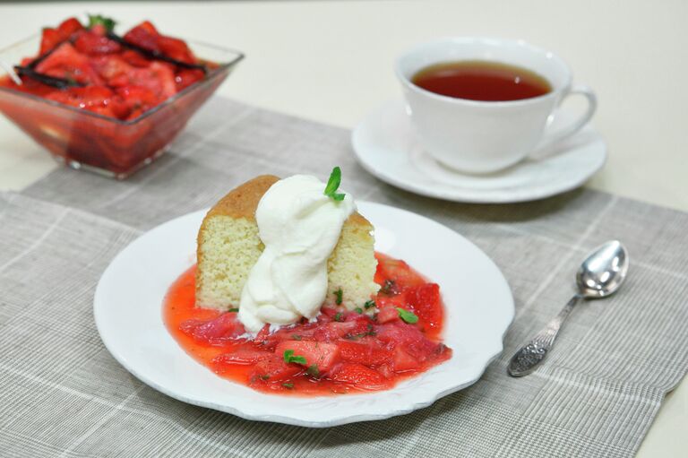 Молочный бисквит с соусом из клубники и ревеня Молочный бисквит с соусом из клубники и ревеня