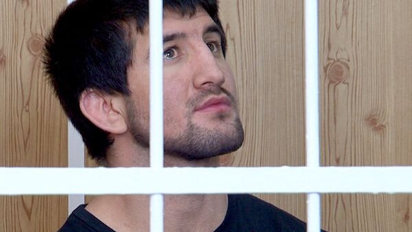 Мирзаев, меняя выражение лица, слушал решение суда по продлению его ареста