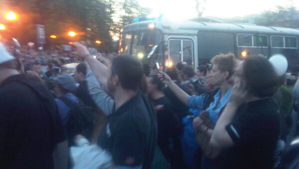 Оппозиционеры перекрыли дорогу автозаку с задержанными на Баррикадной