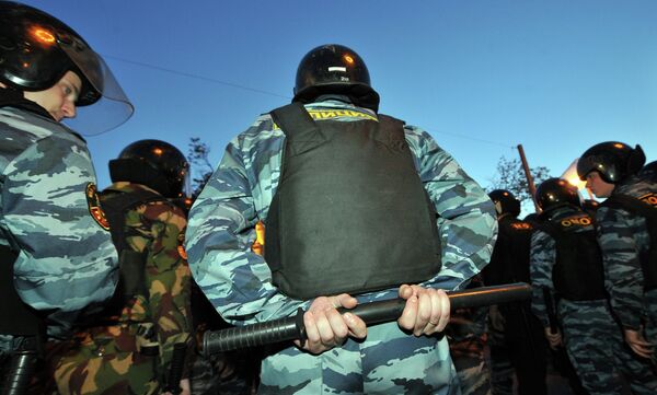 Сотрудники правоохранительных органов готовятся к задержанию участников сбора оппозиции на Кудринской площади в Москве