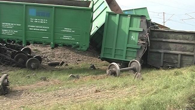 Вагоны грузового поезда сошли с рельсов в Крыму и разломились на части