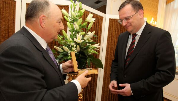 Глава Европейского еврейского конгресса Вячеслав Кантор вручает премьер-министру Чехии Петру Нечасу компас Иерусалима