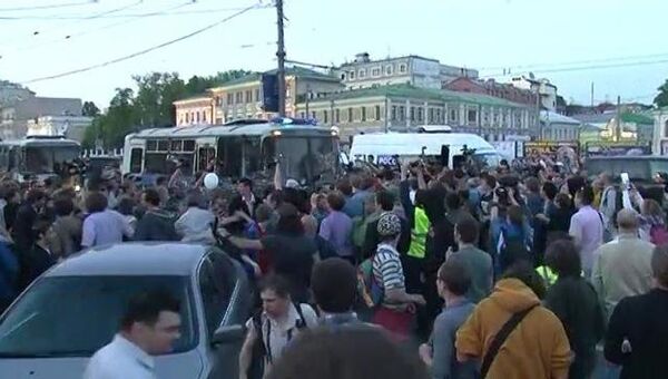 Оппозиционеры перекрыли дорогу автозаку с задержанными на Кудринской площади