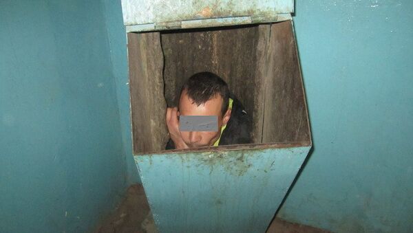 Мужчина, скрываясь от подруги, спрятался в мусоропроводе