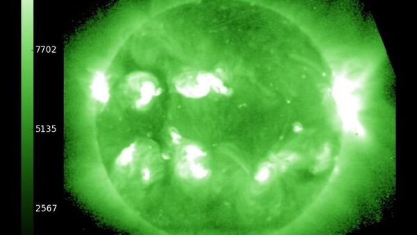 Изображение Солнца в рентгеновском диапазоне, вспышка в активной области 1476 видна на правом краю солнечного диска