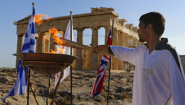 Зажженный в Греции олимпийский огонь