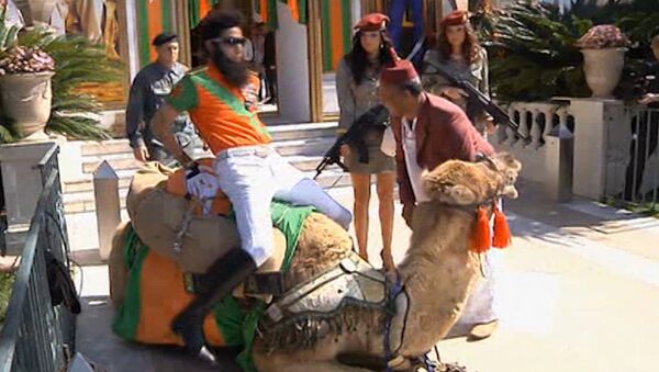 Саша Барон Коэн чуть не упал с верблюда на открытии Каннского фестиваля
