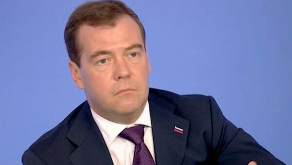 Медведев объяснил, как власти должны реагировать на беспорядки