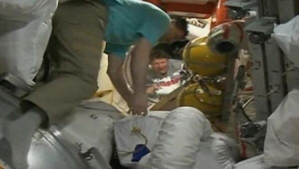 Экипаж Союза ТМА-04М перебирается из корабля на МКС. Съемки с орбиты