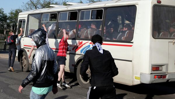 Автобусы с участниками гей-митинга в Петербурге забросали камнями