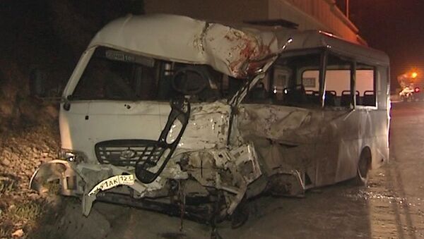 Грузовик и автобус столкнулись в тоннеле в Сочи. Кадры с места трагедии 