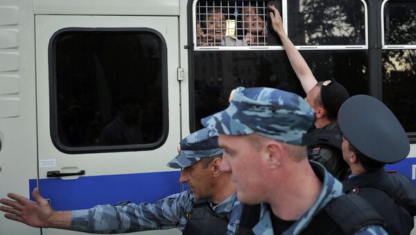 Задержанные участники лагеря оппозиции на Кудринской площади в Москве.
