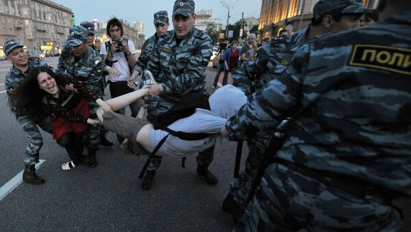 Сотрудники правоохранительных органов задерживают участников сбора оппозиции на Кудринской площади в Москве. Архив
