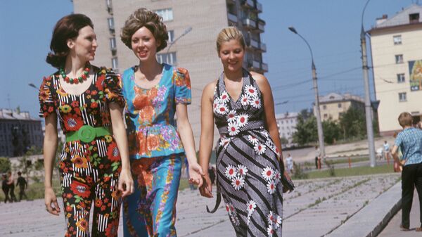 Образцы летней одежды, сшитой из ивановской ткани, 1974 год