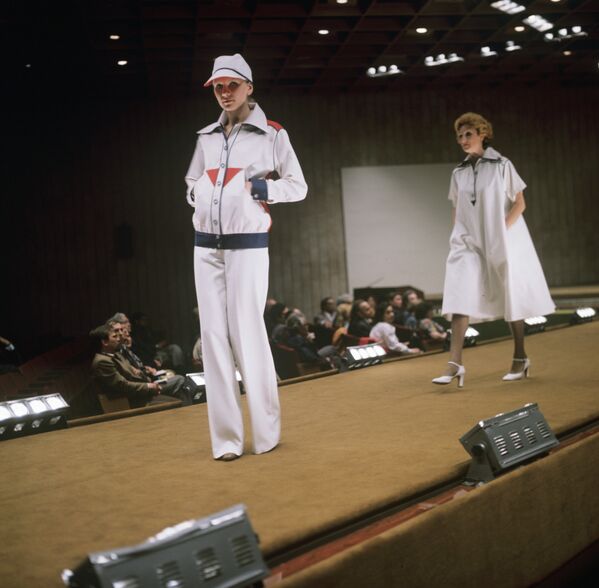 Две модели из Олимпийской коллекции модельера Галины Гагариной