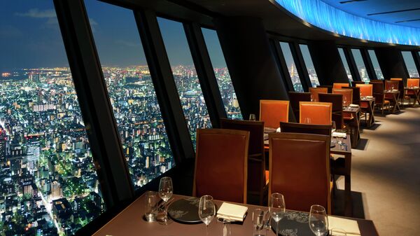 Ресторан с видом на ночной Токио в здании телебашни Tokyo Sky Tree. 