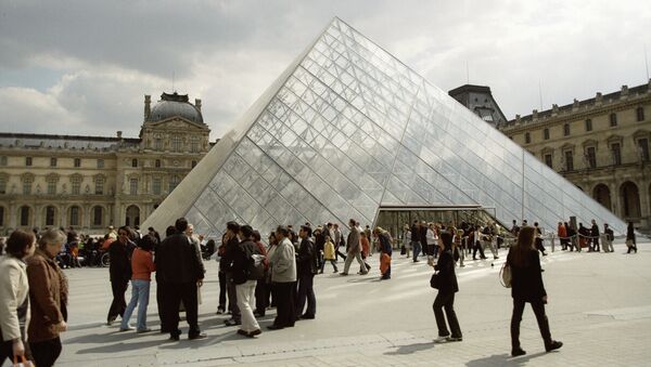 Стеклянная пирамида над входом в Лувр