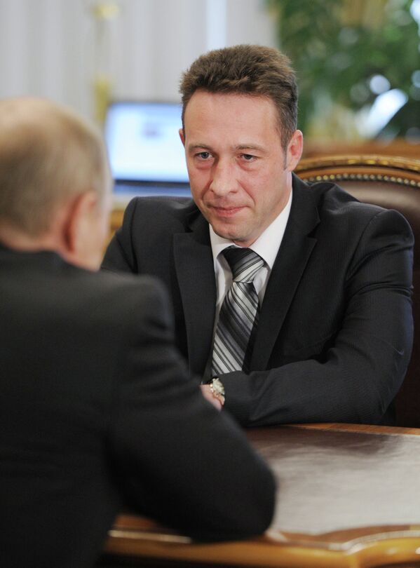 Президент РФ В.Путин провел встречу с работником Уралвагонзавода И.Холманских
