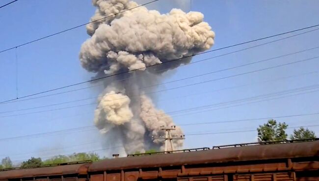 Взрывы на складе боеприпасов в Приморье. Съемки очевидца