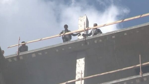Строители заблокированы на  крыше строящейся многоэтажки из-за пожара