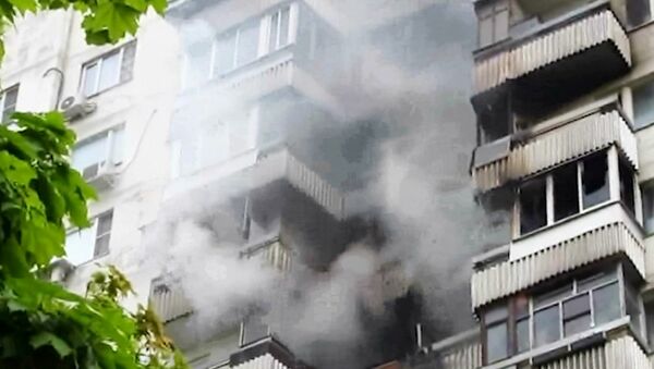 Квартира и несколько балконов загорелись на юге Москвы. Видео очевидца