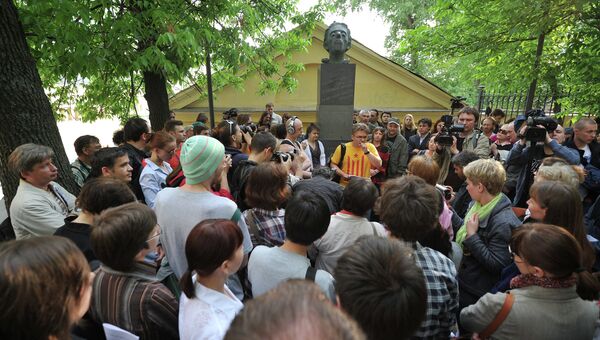 Поэтические чтения у памятника Осипу Мандельштаму в Москве