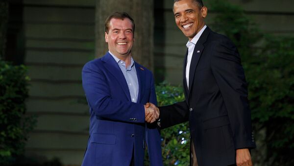 Обама поприветствовал Медведева, прибывшего на саммит G8