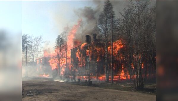 Девять домов в Архангельске сгорели за считанные минуты. Кадры с места ЧП