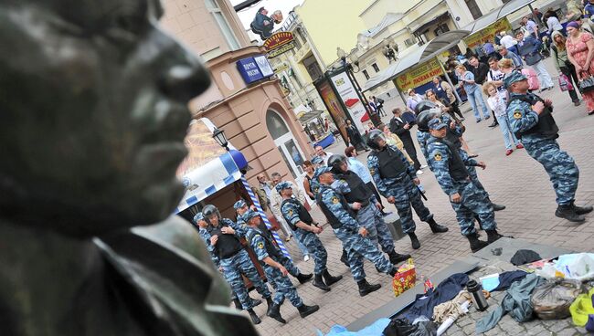 Разгон лагеря оппозиции на Арбате в Москве