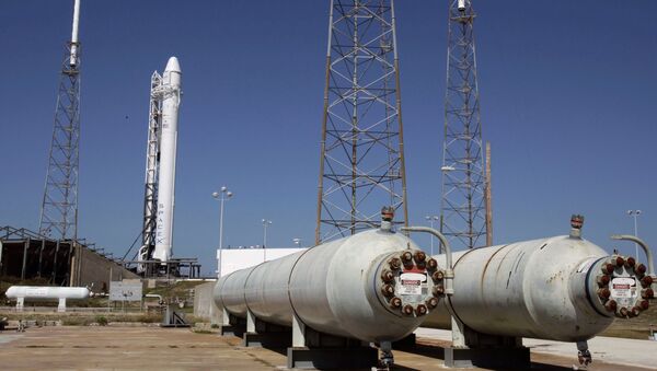 Ракета Falcon 9 с частным космическим кораблем Dragon на старте