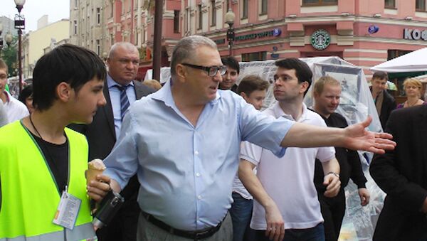 Жириновский угощал мороженым участников народных гуляний на Арбате