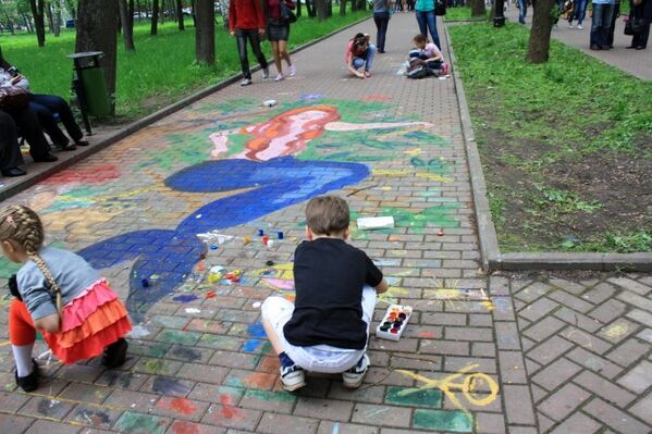 Дети с удовольствием рисовали, красками и всеми необходимыми