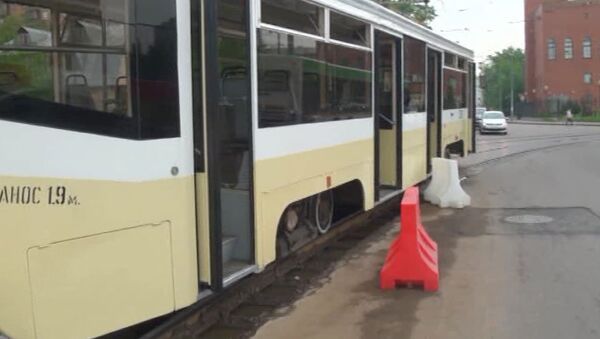 Трамвай сошел с рельсов из-за столкновения с автобусом в Москве