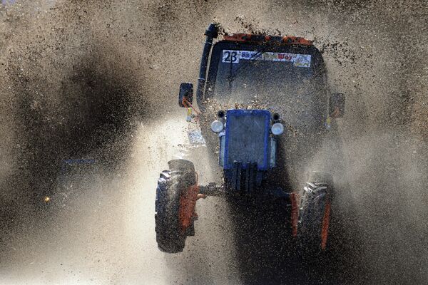 Гонки на тракторах Бизон-Трек-Шоу 2012