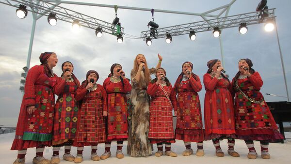 Бурановские бабушки поделились сокровенным на русской вечеринке
